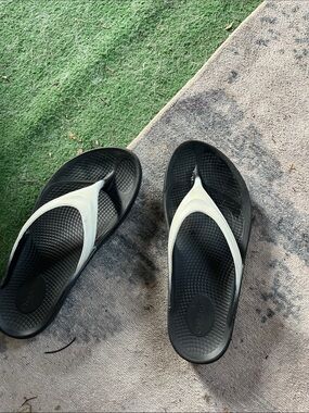 OOFOS Black and White Foam Flip Flops